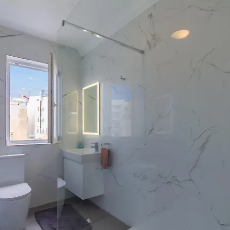 Apartment A Sunny Penthouse Modern 2 Bdr - - Happy