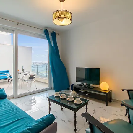 A Sunny Penthouse Modern 2 Bdr - - Happy Apartamento