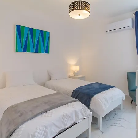 A Sunny Penthouse Modern 2 Bdr - - Happy