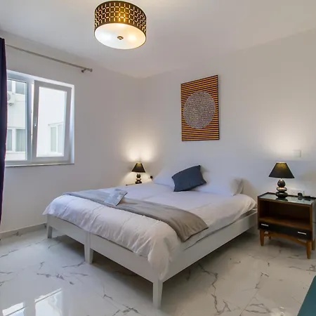 A Sunny Penthouse Modern 2 Bdr - - Happy Apartment