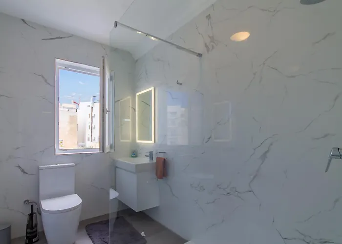 דירה A Sunny Penthouse Modern 2 Bdr - - Happy