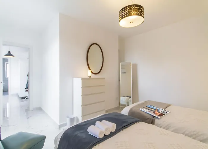 דירה A Sunny Penthouse Modern 2 Bdr - - Happy