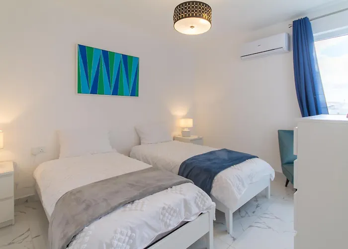 A Sunny Penthouse Modern 2 Bdr - - Happy