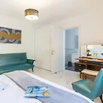 A Sunny Penthouse Modern 2 Bdr - - Happy Apartmán