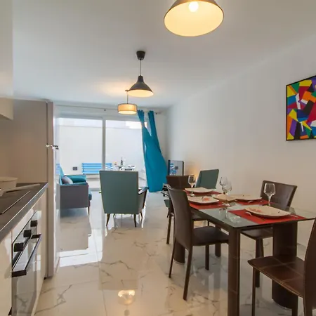 A Sunny Penthouse Modern 2 Bdr - - Happy 아파트