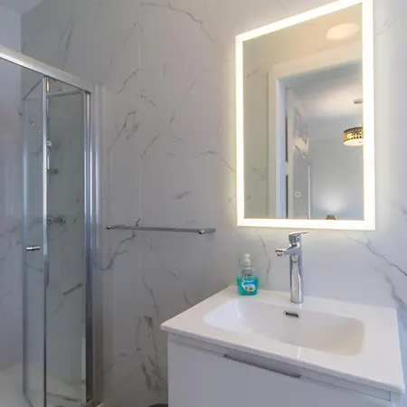 A Sunny Penthouse Modern 2 Bdr - - Happy 斯利马