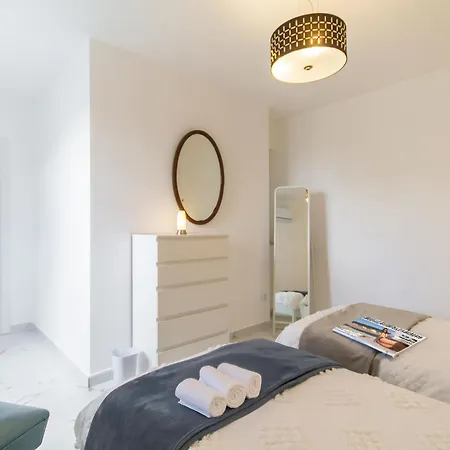 아파트 A Sunny Penthouse Modern 2 Bdr - - Happy