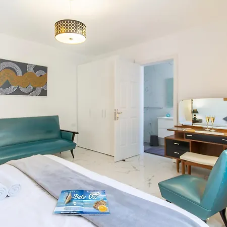 A Sunny Penthouse Modern 2 Bdr - - Happy Apartman