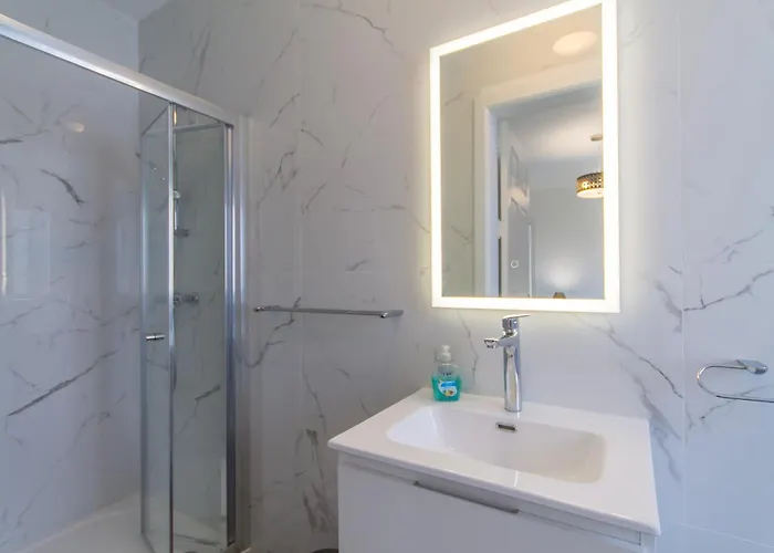 A Sunny Penthouse Modern 2 Bdr - - Happy Sliema