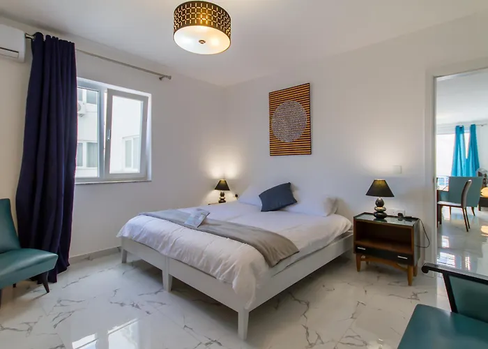 A Sunny Penthouse Modern 2 Bdr - - Happy Apartamento